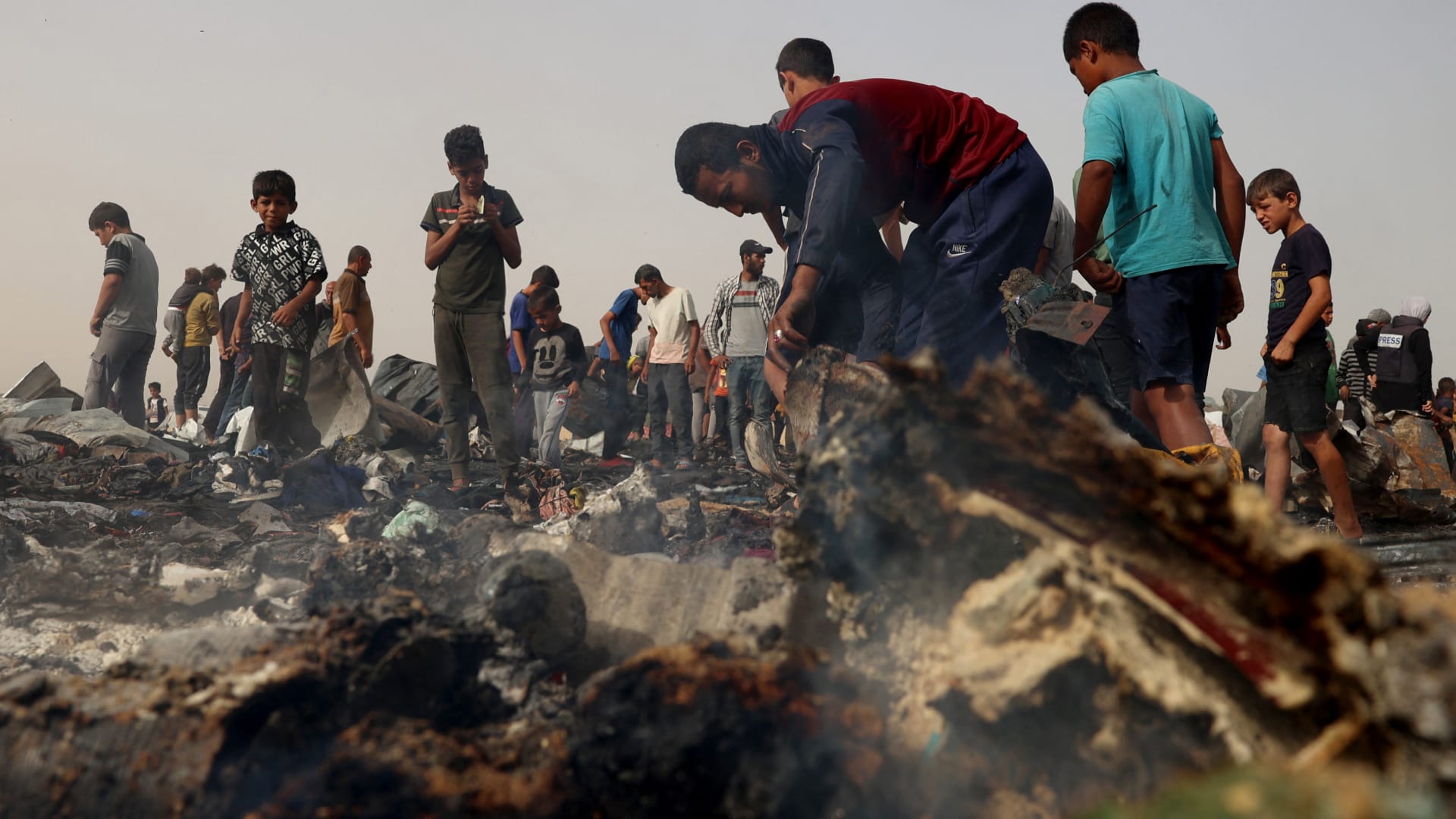 مقتل وإصابة عشرات الأشخاص في قصف استهدف مركزًا للنازحين قرب رفح