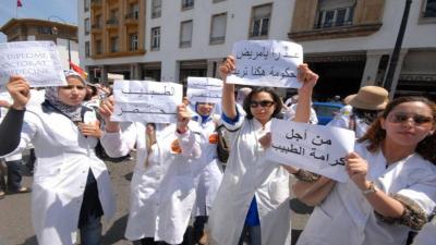 “استمرار إضراب الشغيلة الصحية وتصعيد الاحتجاجات بسبب تنكر الحكومة لمطالبهم”