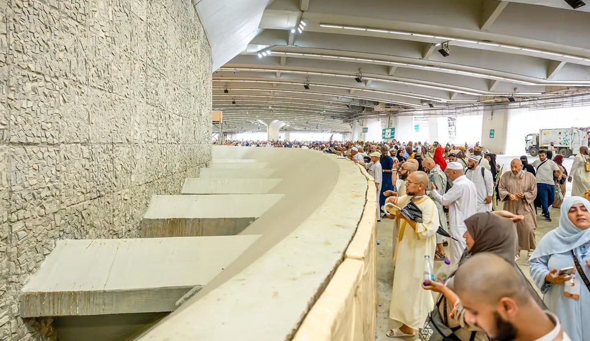 في آخر أيام الحج وثالث أيام التشريق .. حجاج بيت الله الحرام يرمون الجمرات الثلاث .. ومنى تودع ضيوفها