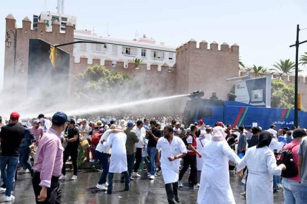 “تطورات جديدة في احتجاجات موظفي الصحة : متابعة 21 شخصاً أمام القضاء بسبب تهم التحريض والتجمهر “
