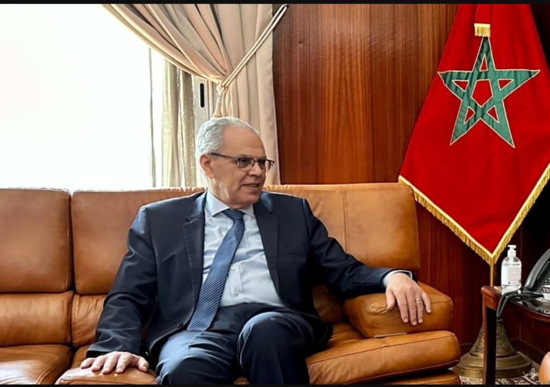 استقبال وزير الدفاع المغربي لنائب الأميرال البريطاني لتعزيز التعاون العسكري بين البلدين
