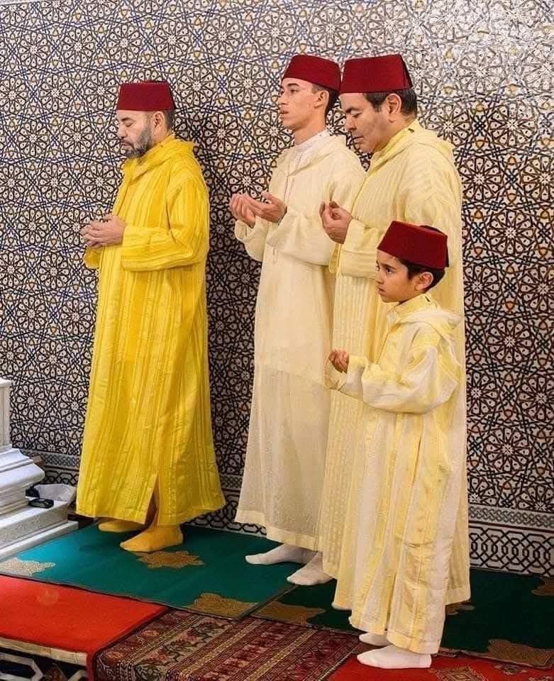 الملك محمد السادس يترحم على روح المغفور له الملك محمد الخامس في ذكرى وفاته