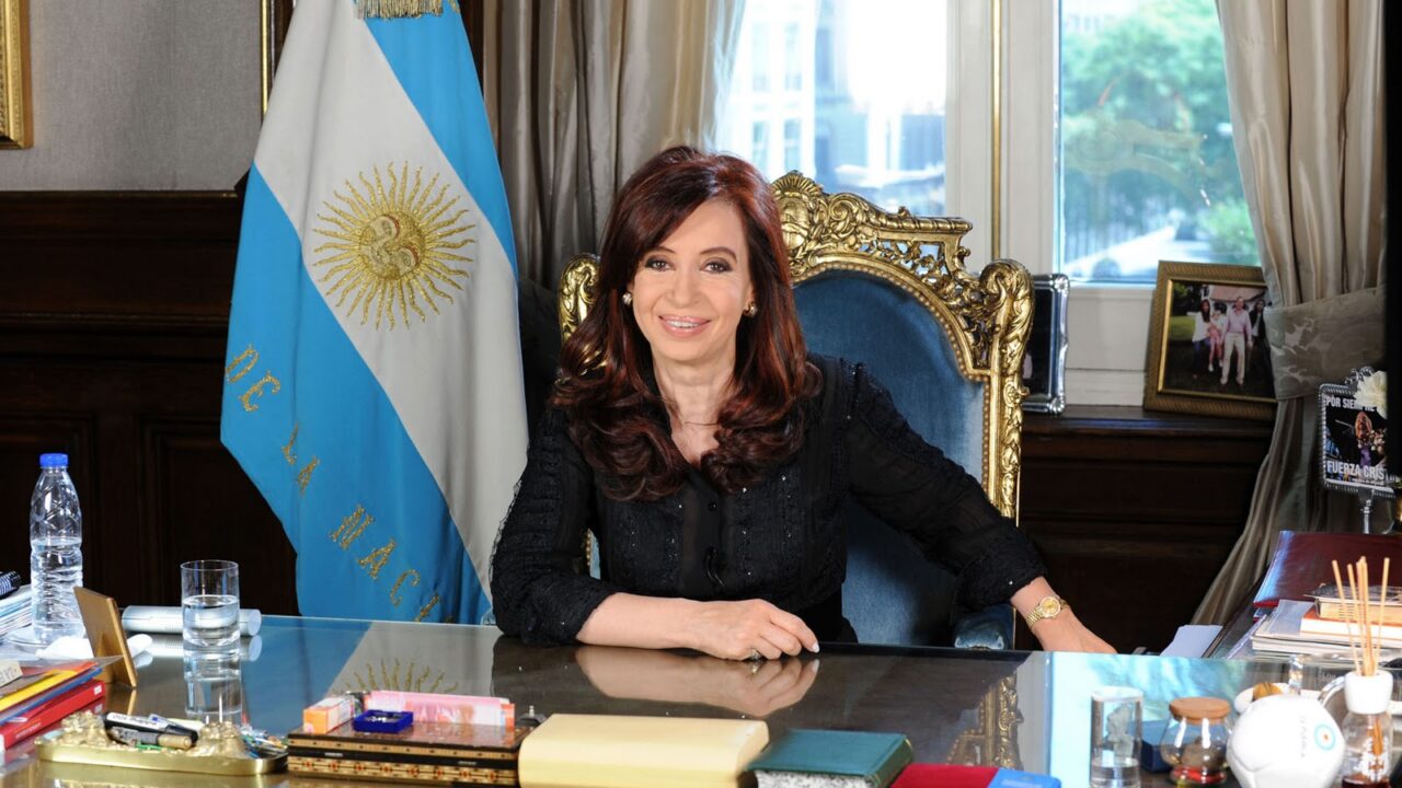 رئيسة الأرجنتين السابقة كريستينا كيرشنر ستخضع للإقامة الجبرية اعتبارا من الأربعاء