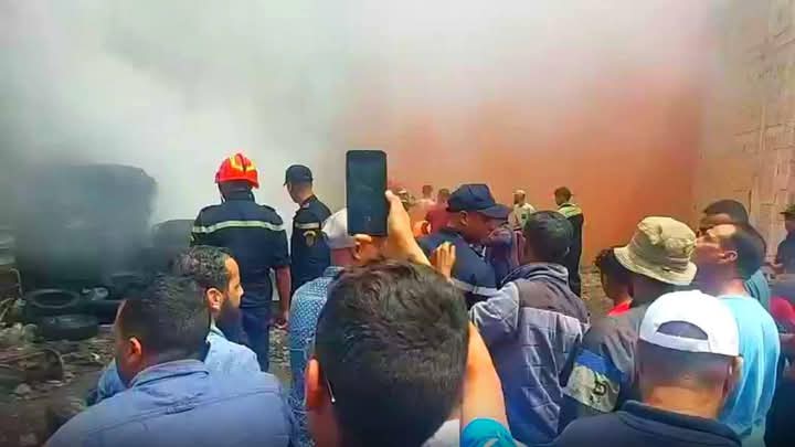 حريق ضخم يتلف محلًا لإصلاح عجلات السيارات بحد السوالم واستنفار أمني واسع لتطويق الحادث