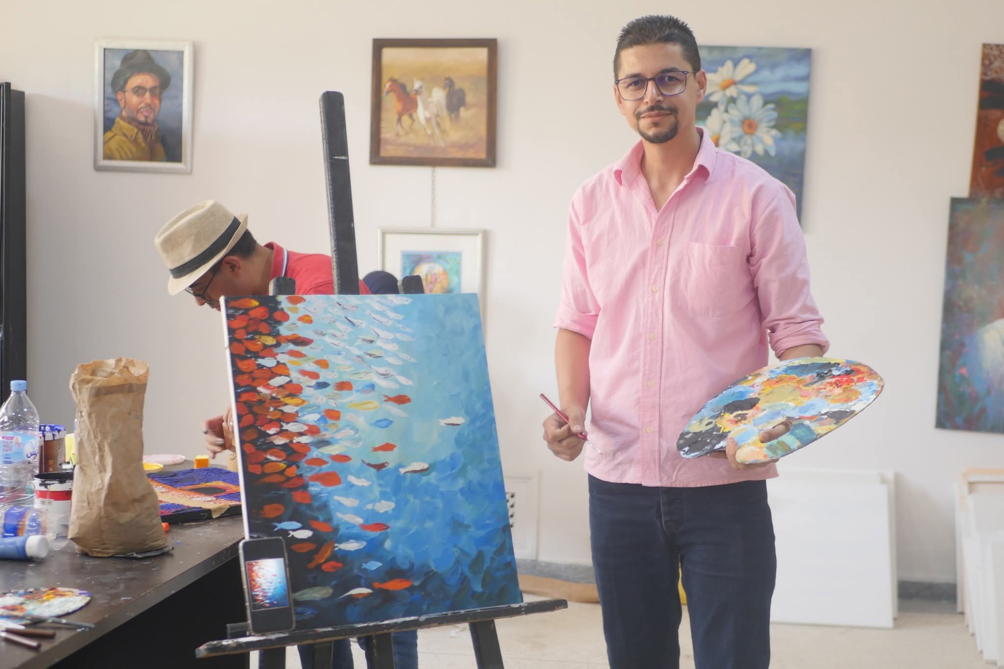 الفنان همام عزمي بين الفن والبيئة في مشاركته بالنسخة 3 من ملتقى الوطني بصمات ابن جرير لجمعية بوصلة