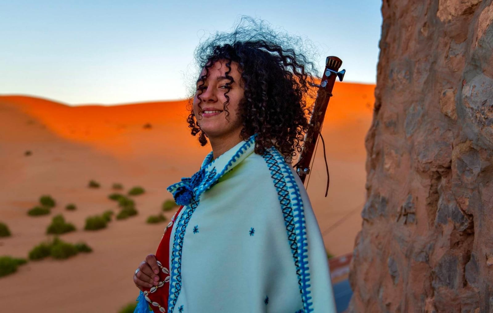 كناوة بأصوات نسائية… أو عندما تدخل المرأة عالم كناوة: هند النعيره نموذجاً