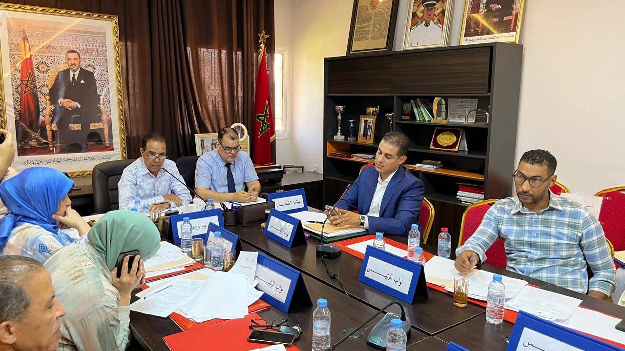 الخميسات.. المجلس الجماعي يعقد دورة استثنائية ويصادق على تعديلات شراكة واقتناء عقار فلاحي وتحويلات مالية
