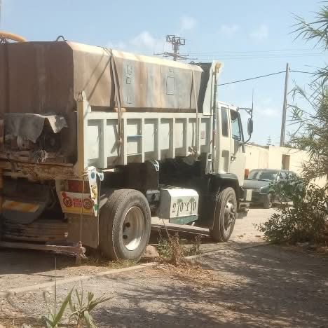 وفاة عامل إثر سقوط غطاء حديدي ضخم لشاحنة صهريج بعين عتيق