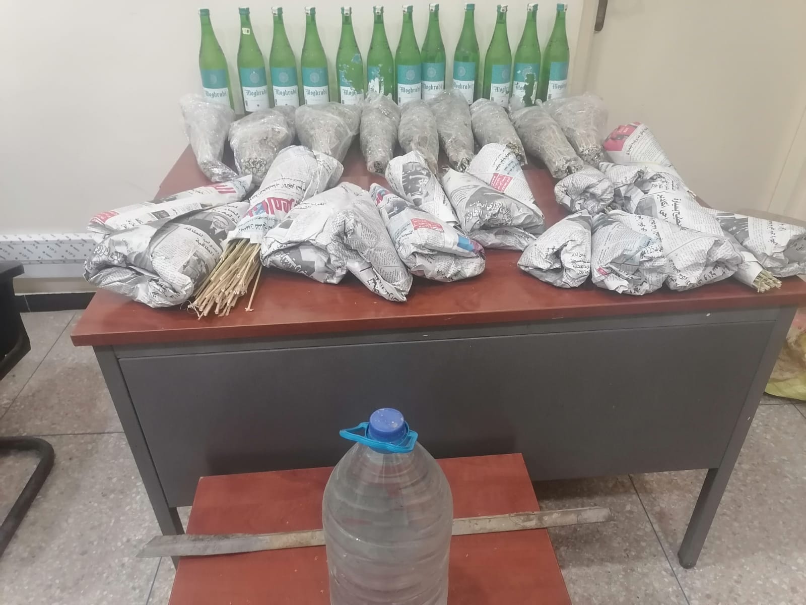 درك خميس متوح يُوقف مروّجًا محليًا ويحجز كميات متنوعة من المواد المخدرة والمسكرات بدوار الكرد